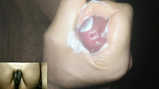 Kızlar görüntülü görüşmede mastürbasyon yapıyor