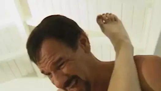 Kısa saçlı kızıl saçlı evli kadın büyük zenci yarağı ile üçlü grup seks