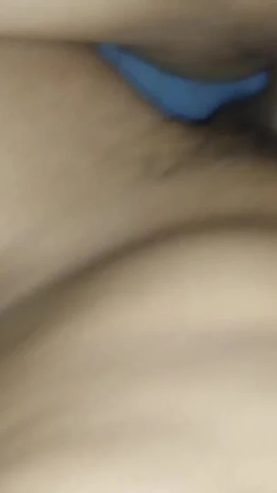 18 yaşındaki yeğenimi çıplak buluyorum ve beni odasına davet ediyor. ve onun tatlı sıkı amını becerdim. | Klip 1