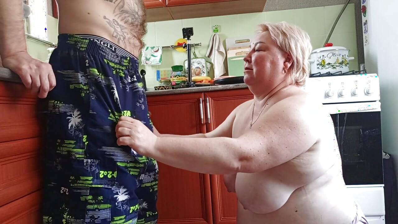 Mastürbasyon yapıyorum ve üvey oğlumun yarağını emiyor ve yüzüme bir parça döl alıyorum