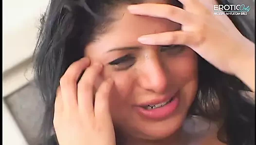 Bronzlaşmış genç kız dedesinin kalın yarağına biniyor