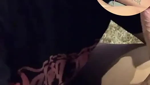 Genç adam ilk başta tereddüt etti ama sonunda muazzam bir sakso çekti!