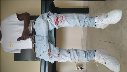 Sokak giyimli büyük yaraklı zenci 31 çekiyor ve boşalıyor (4)