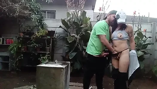 Adam izlerken bahçede dışarıda üçlü seks