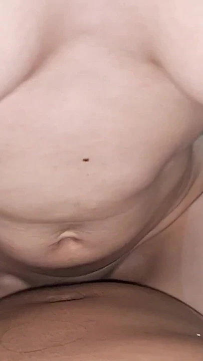 Незабываемый момент из "Горячую милфу трахнул сосед по комнате перед сном"