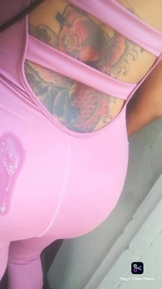 Mujer Venezolana FACIL siendo eyaculada en su licra.