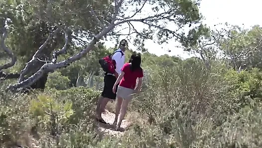 Çok sevimli orta yaşlı seksi kadın derin bir saksodan sonra sert bir yarağa biniyor