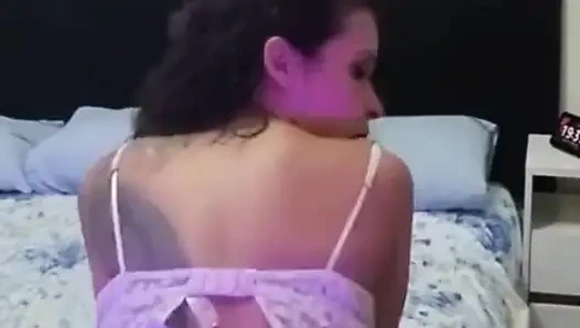 Ateşli latin ıslanıyor ve arkadaşının yatağında mastürbasyon yapıyor