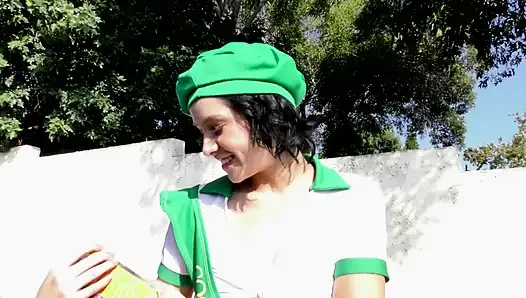 Seksi esmer Cadey Mercury sıkı amcığını gerdiriyor