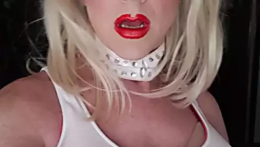 Sarahsexycd azgın sürtük büyük yarağı gösteriyor