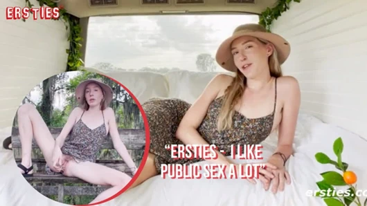 Ersties - ateşli sarışın halka açık bir yerde mastürbasyon yapıyor