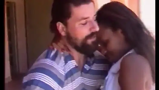 Büyük götlü zenci sürtük beyaz yarağa biniyor