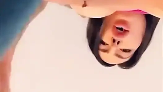 Lela Star edepsizce konuşurken küçük göt deliğine masaj yaptıktan sonra amına mastürbasyon yapıyor