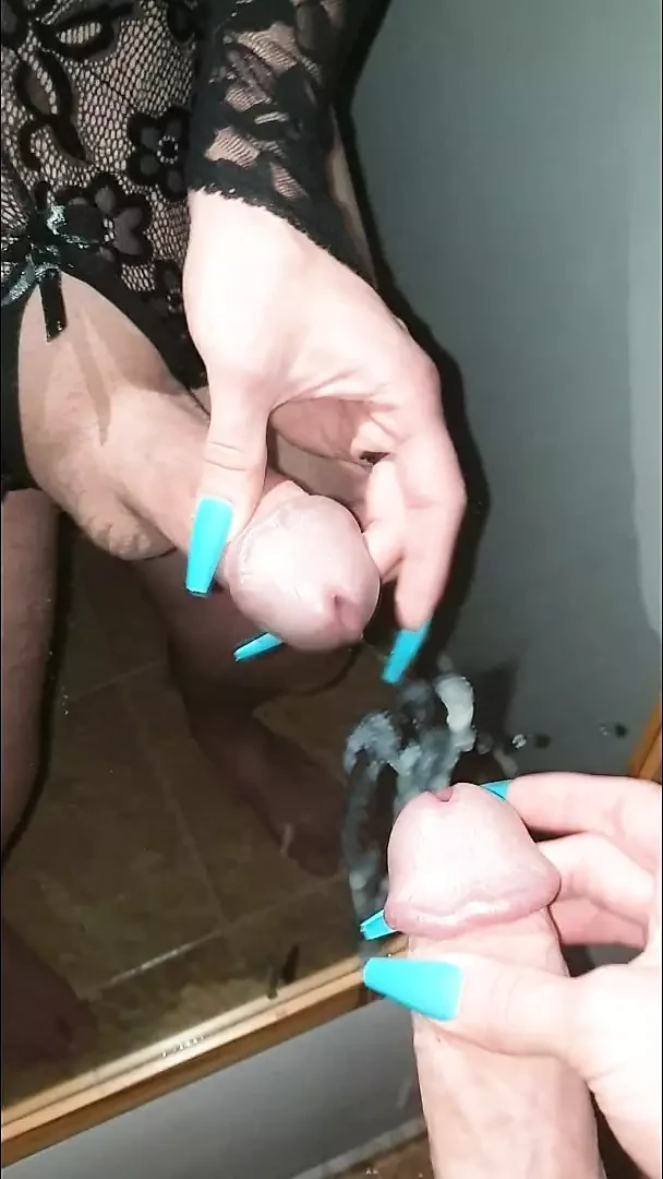 Транс сисси кончает перед зеркалом дома