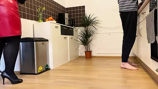 Külotlu çoraplı şişman seksi kayınvalide mutfakta damadının ateşli dölünü alıyor