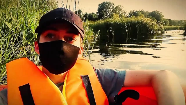 Geçen yazın anıları. Twink nehrin ortasında yarağını sıvazlıyor.