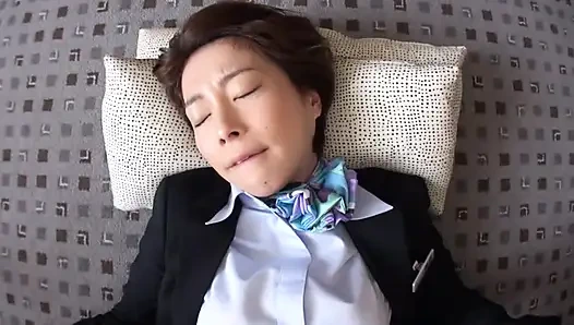 Olgun bir adam ve baştan çıkarıcı bir kabin görevlisi