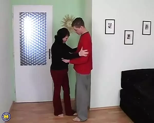 Üvey torun bakire ama güzel üvey nine her zaman yardım etmeye hazır