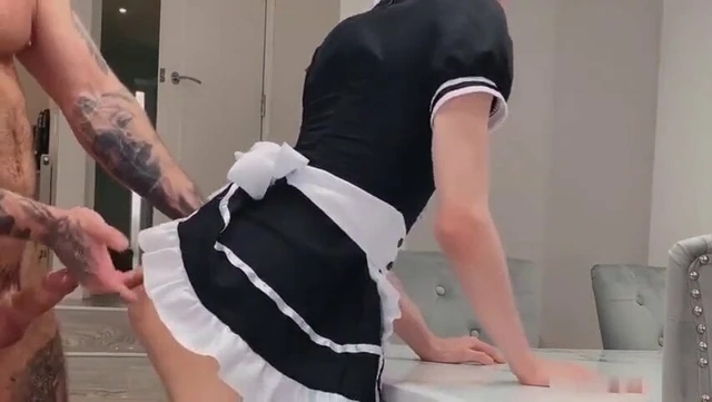 Такая милая маленькая домработница для папочки.