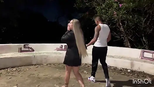 Güzel, adil tenli sarışın kız geceleri benimle buluşuyor ve beni meydanda onunla seks yapmaya davet ediyor