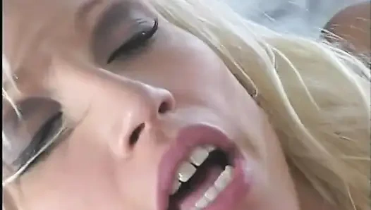 Sarışın ateşli kız yatakta sikilirken aynada kendini izlemeyi seviyor