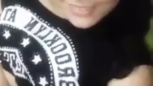 Sevimli kız şirin selies, çok seksi bir şekilde yapıyor