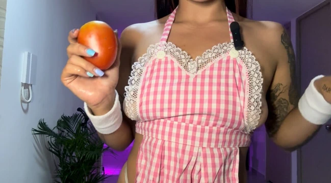 En sevdiği şekerin yemeğini pişiriyor