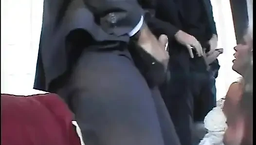 Sarışın orta yaşlı seksi kadın düğün gününde iki adamla sikişiyor