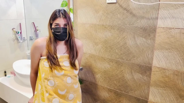 İri göğüslü ev sahibinin kızı Sara