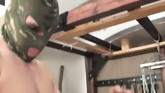 Iki olgunlaşır kadınlar bir grup genç adamlar tarafından becerdin