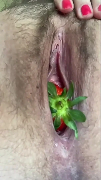 Знаковый момент из "Залипания клубники в ее влагалище и поедания сливок из ее влагалища".