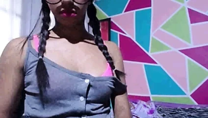 Sevimli latin kız tüm sütyenlerini göster