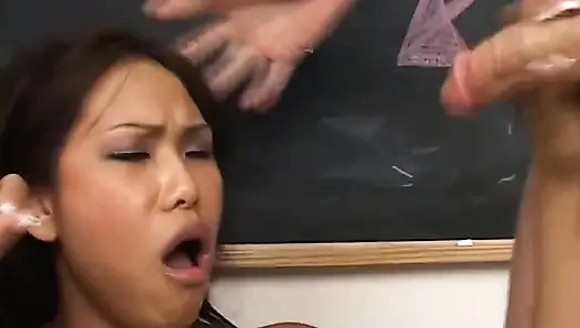 Olgun esmer orta yaşlı seksi kadın ıslak oral seksten sonra kalın döl yutuyor