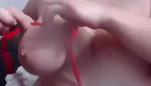 Sağma ona kendi büyük memeler üzerinde web kamerası