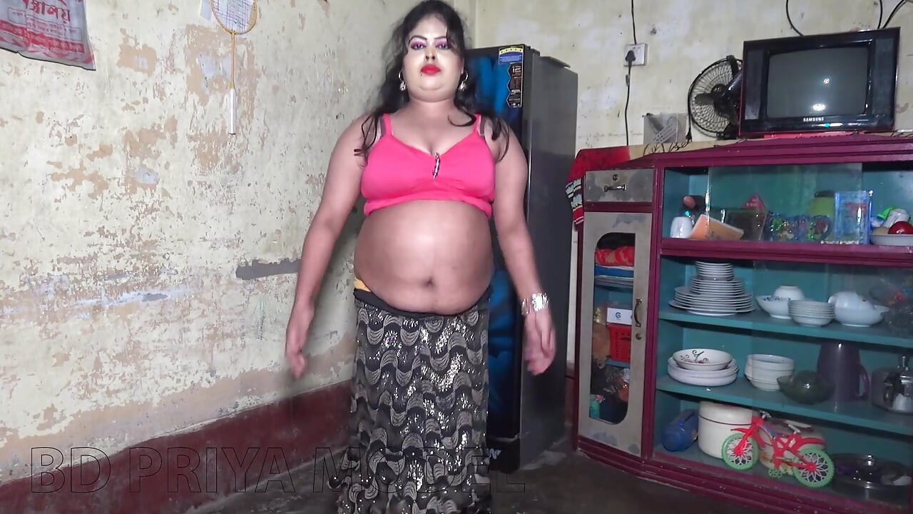 Hintli ateşli seksi kız yatak odasında dans gösterisi 2025