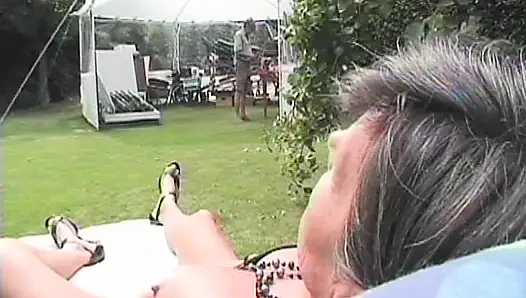 Seksi nine genç bir adam ve kocası tarafından amını sert siktiriyor