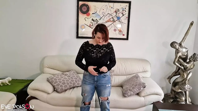 Kilolu kızıl saçlı Eve klitorisini ovuşturup meme uçlarına sert bastırıyor