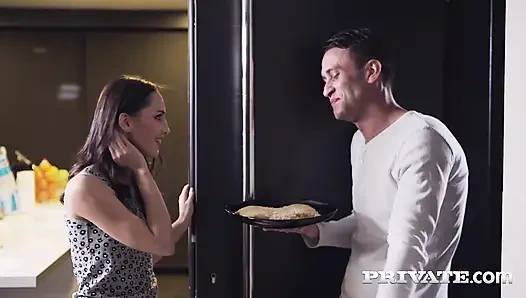 Güzel esmer Lilu Moon özel olarak ilk kez sahneye çıkıyor