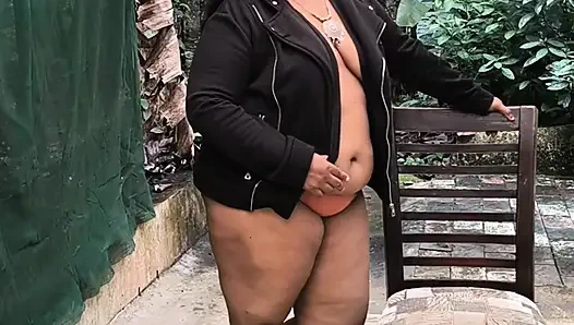 Siyah jackli tombul Hintli kız kamera için tamamen soyunuyor