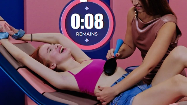 Gıdıklayan ayak meydan okuması - kıkırdayan kız Megan Murkovski Sabina ile gıdıklama sınırlarını test ediyor