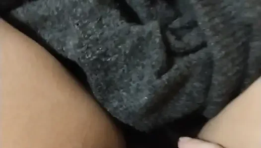 Tombul kadın yüksek sesle titreşerek orgazm oluyor