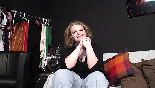 Şişman Alman sürtük amını büyük bir dildoyla dolduruyor