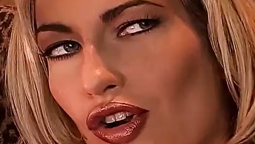 Mükemmel vücutlu genç orta yaşlı seksi kadın sert sikiliyor