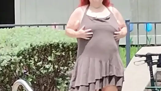 Yaz geldi! Havuza ilk ziyaretin zamanı seksi büyük hemşire vicki tarzı!
