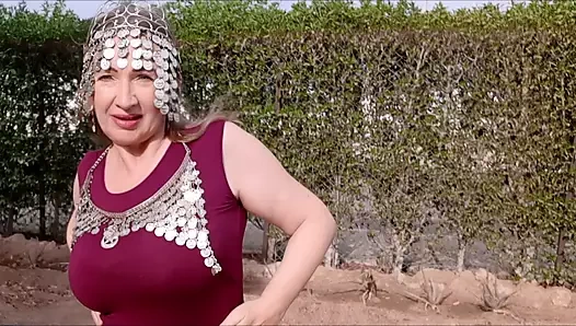 MariaOld büyük memeli orta yaşlı seksi kadın oryantal tarzda dans ediyor