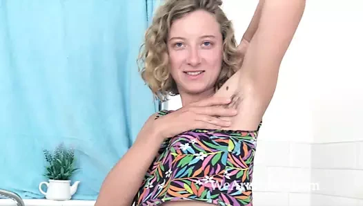 Manon kendini mutfakta çıplak sahiptir