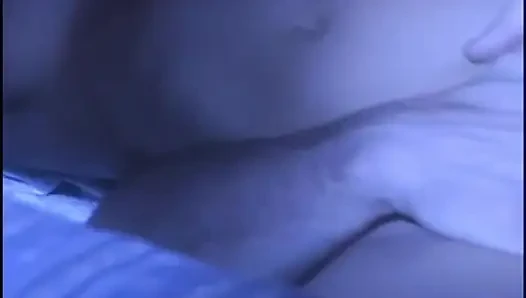 Sarışın seks tanrıçası yatakta sikiliyor ve sonra yutuyor