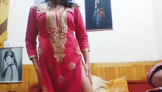 Muhteşem ateşli kız yarağımı emerken iyi görünüyor