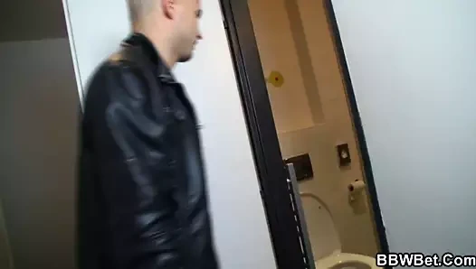 O duşta busty büyük göbek dolgunlaştırıcı sikikleri