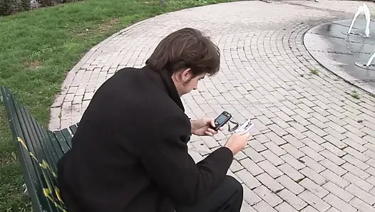 Edepsiz olgun sürtük genç ve sert bir yarağın tadını çıkarıyor
